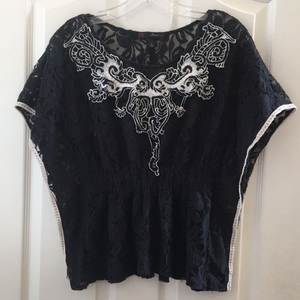 FINAL MARKDOWN Ladies’ HeartSoul Appliqué & Lace Top (M)